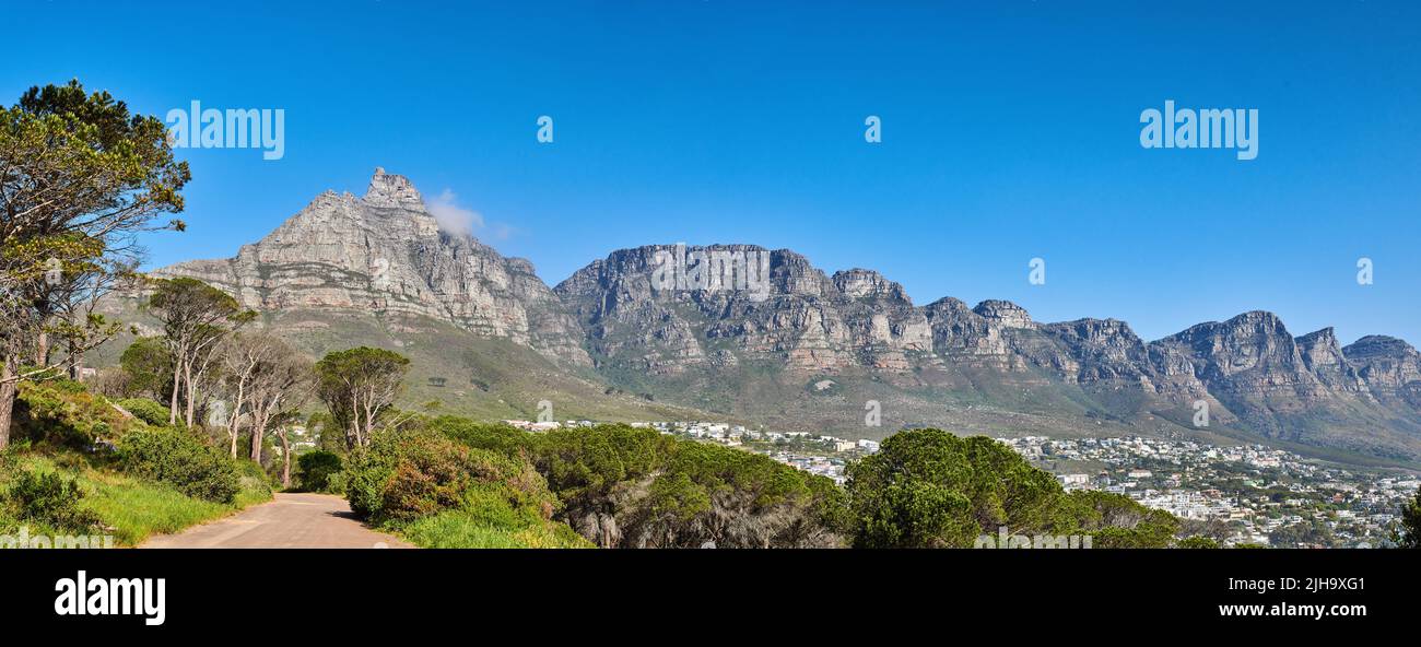 Eine landschaftlich reizvolle Aussicht auf den Tafelberg in Kapstadt mit Kopierfläche. Südafrika vor einem blauen Himmel Hintergrund. Zauberhaftes Panorama von einem ikonischen Stockfoto
