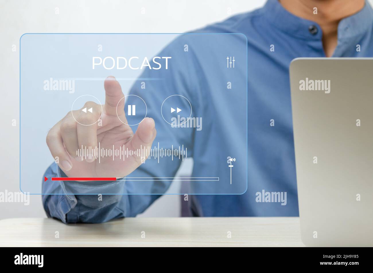 Digitaler Podcast für Geschäftsleute mit Fingerberührung auf dem virtuellen Bildschirm. Technologie Internet Online-Konzept. Stockfoto