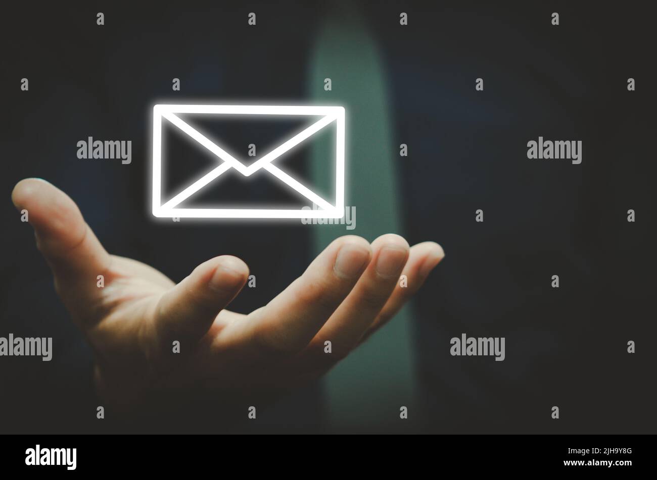 Geschäftsmann mit E-Mail-Symbol Kontaktieren Sie uns per E-Mail-Newsletter. Und schützen Sie Ihre persönlichen Daten vor Spam. Customer Service Center Kontaktieren Sie uns Con Stockfoto