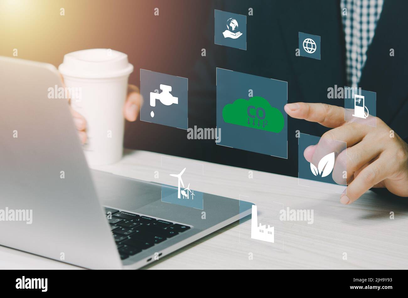 Geschäftsmann Hand berührt globale Erwärmung Renewable energya virtuellen Bildschirm. Reduzierung der Emissionen von CO2. Nachhaltiges Business Development Konzept . Stockfoto