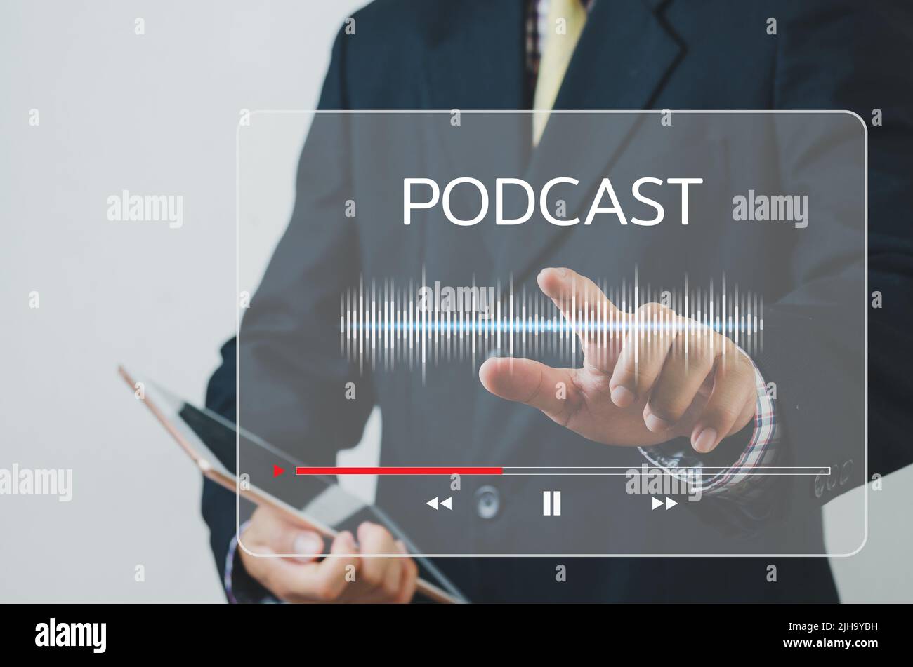 Digitaler Podcast für Geschäftsleute mit Fingerberührung auf dem virtuellen Bildschirm. Technologie Internet Online-Konzept. Stockfoto