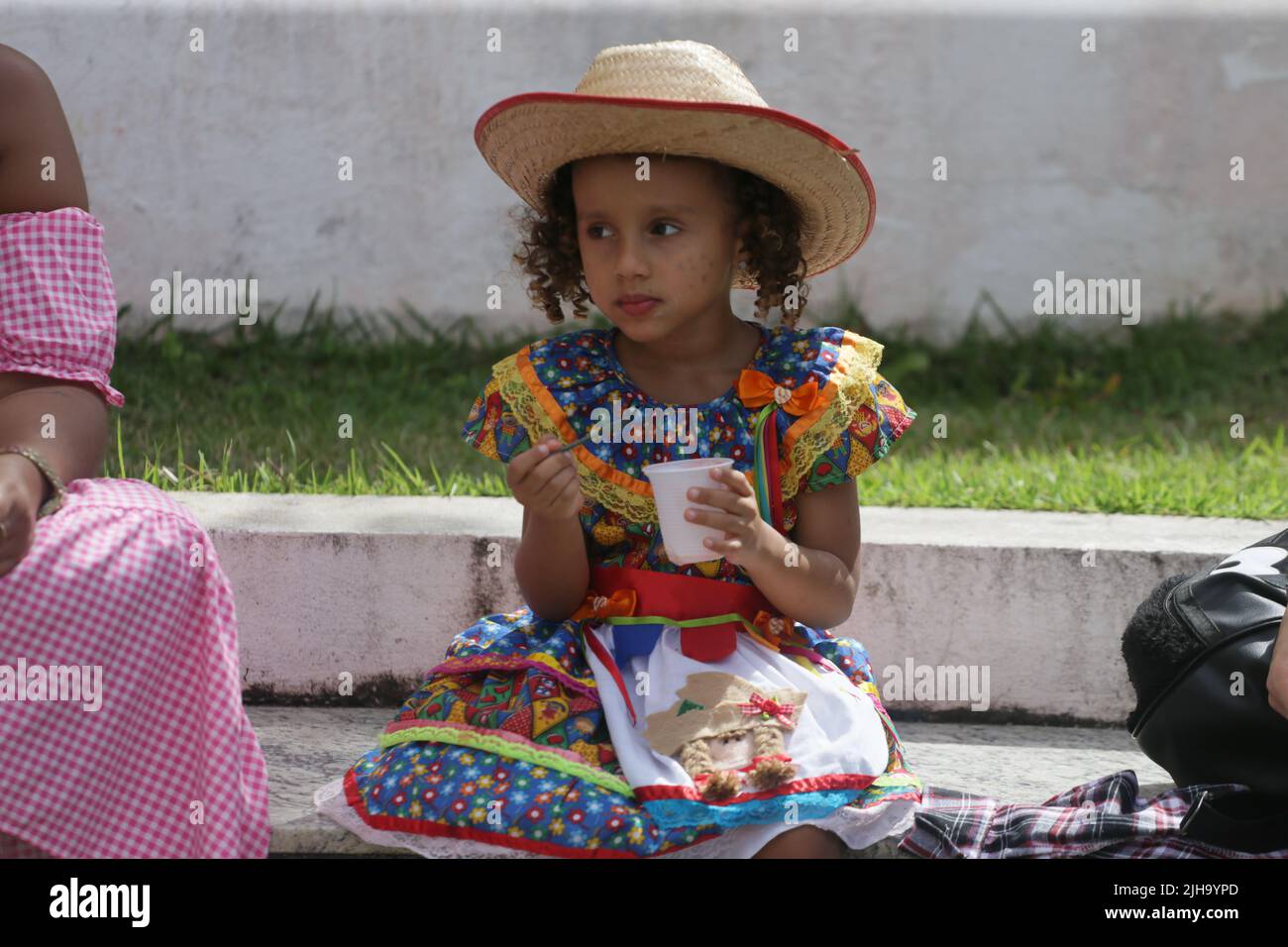 salvador, bahia, brasilien - 24. juni 2022: Kind mit typischen rothalsigen Kleidern während der Sao Joao Party im historischen Zentrum von Pelourino der Stadt Salvado Stockfoto