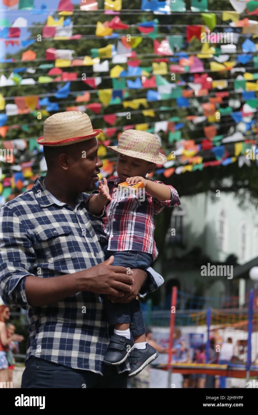 salvador, bahia, brasilien - 24. juni 2022: Kind mit typischen rothalsigen Kleidern während der Sao Joao Party im historischen Zentrum von Pelourino der Stadt Salvado Stockfoto
