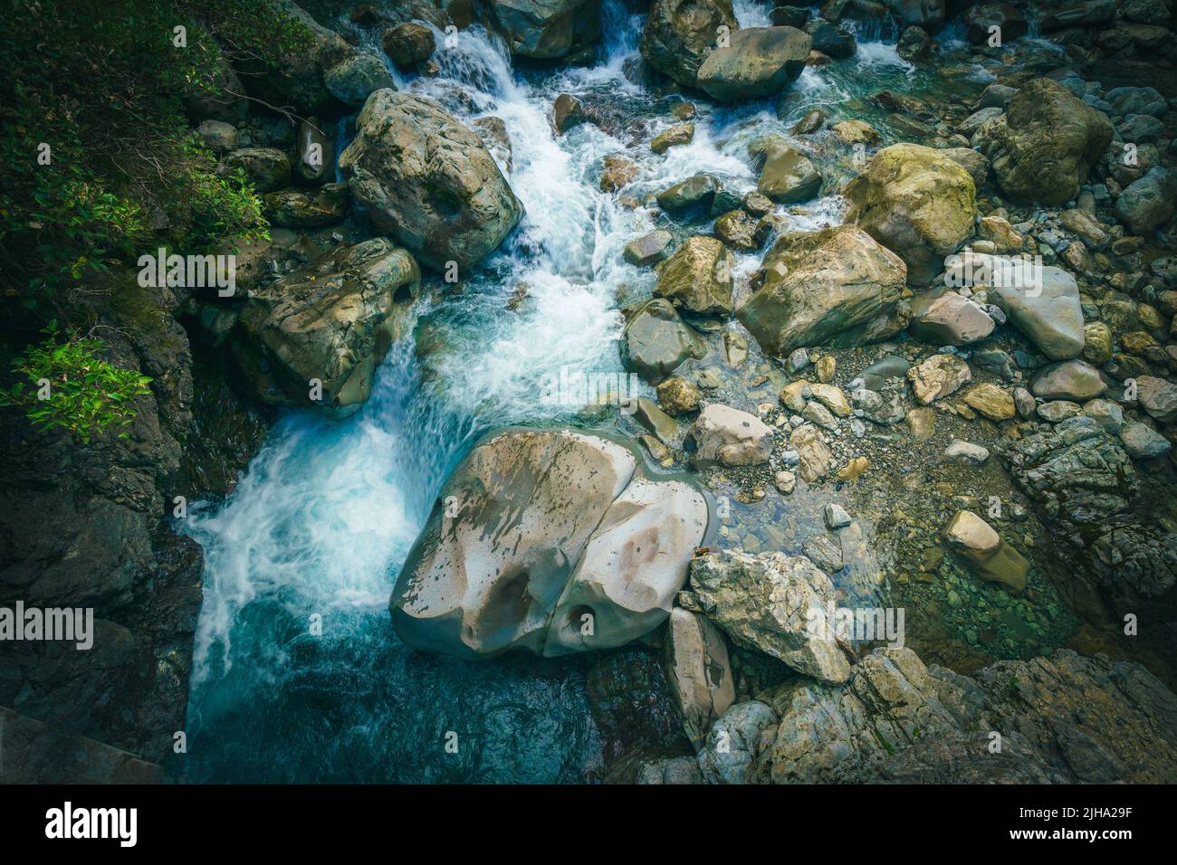 Bealey kleiner Wasserfall, der im Bealey-Fluss in den südlichen Alpen stürzt und planscht Stockfoto