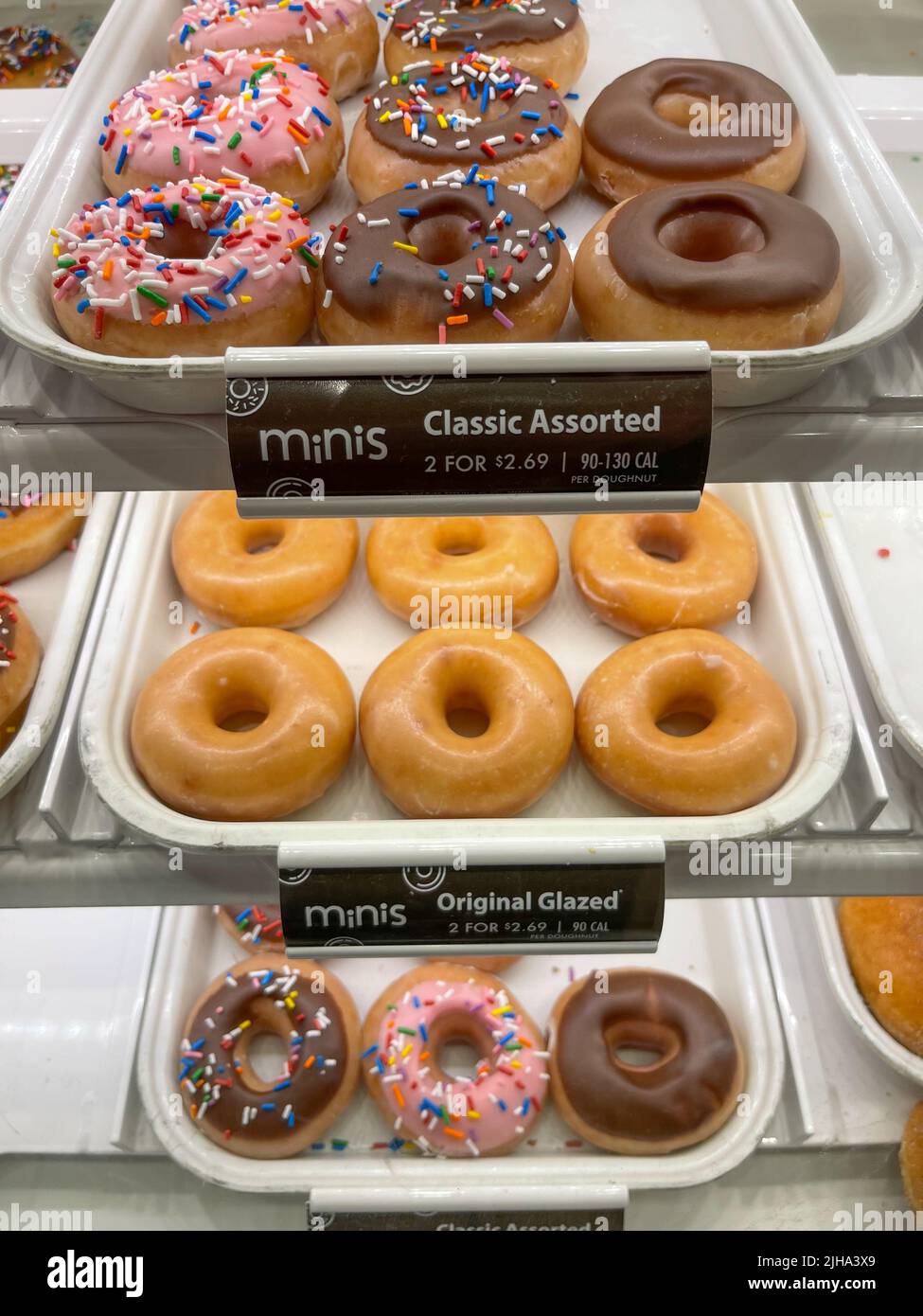 Berühmte Krispy Kreme zum Verkauf in Vitrine. Stockfoto