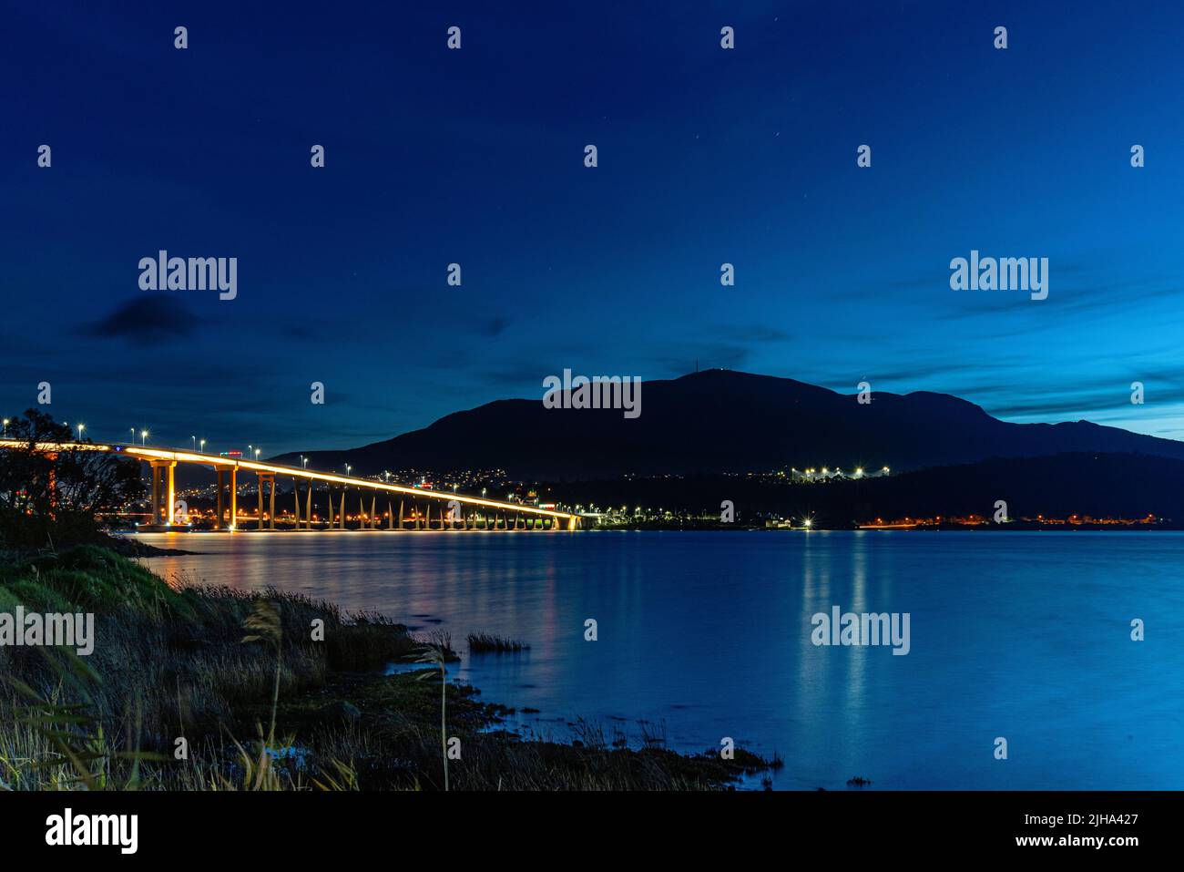 Die Tasman Bridge bei Nacht mit Mt Wellington im Hintergrund Stockfoto