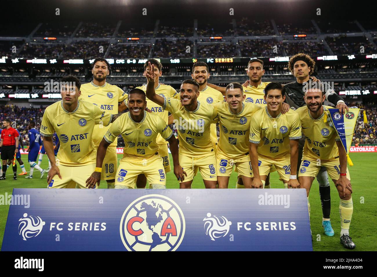 Las Vegas, NV, USA. 16.. Juli 2022. Club America posiert auf dem Spielfeld vor dem Start des FC Clash of Nations 2022-Spiels mit dem FC Chelsea gegen Club America im Allegiant Stadium in Las Vegas, NV, für ein Teamfoto. Christopher Trim/CSM/Alamy Live News Stockfoto