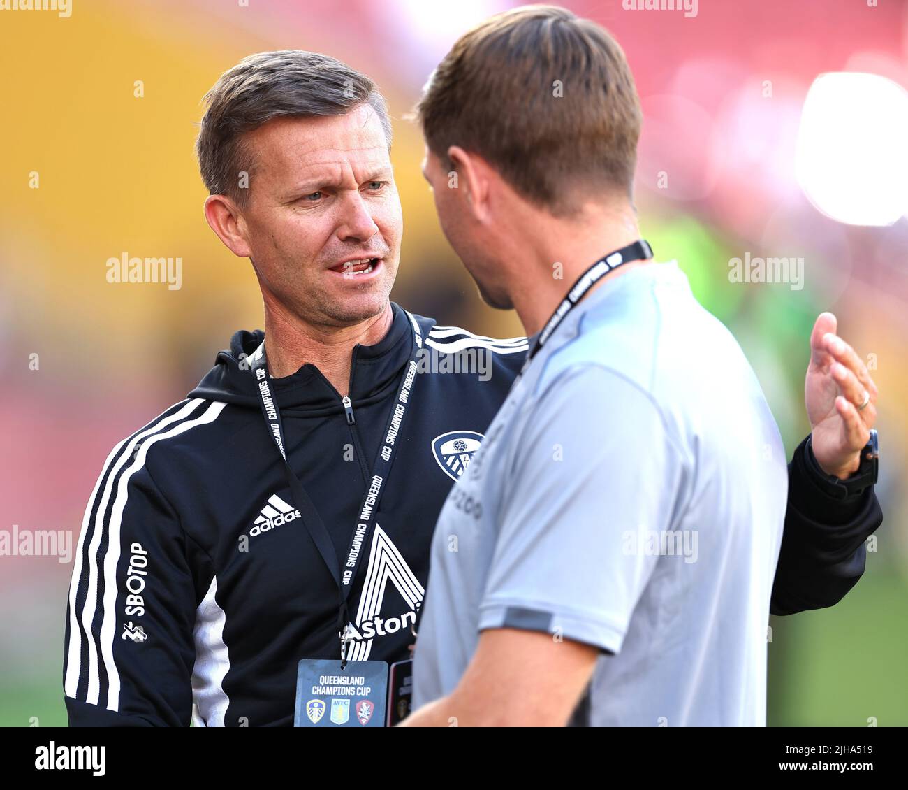 Der Manager von Leeds United, Jesse Marsch, und Steven Gerrard, der Manager der Aston Villa, tauschen sich vor dem Spiel aus Stockfoto