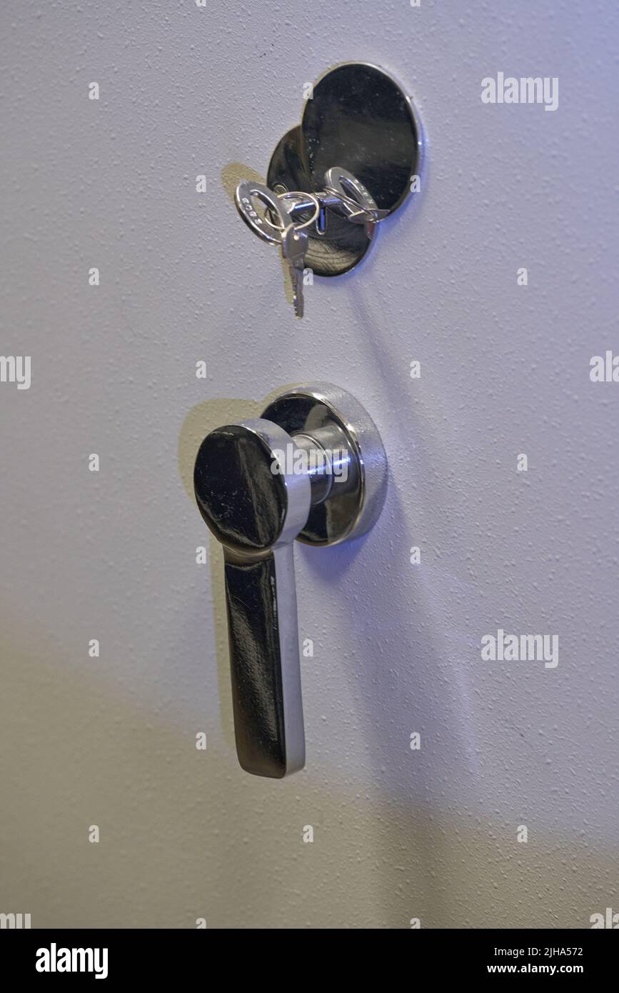 Schloss und Schlüssel an der Tür eines Safes Stockfoto