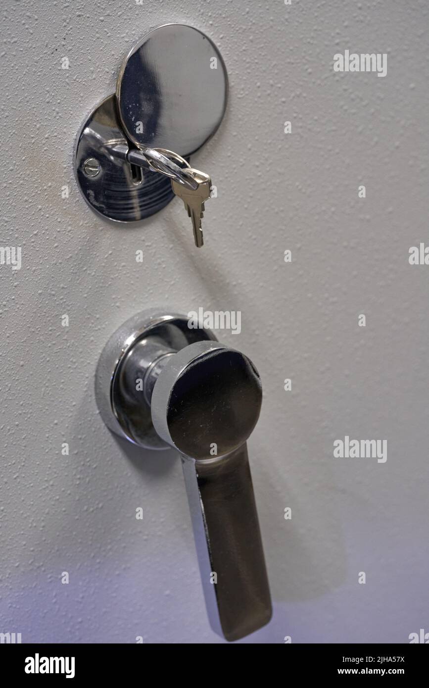 Schloss und Schlüssel an der Tür eines Safes Stockfoto