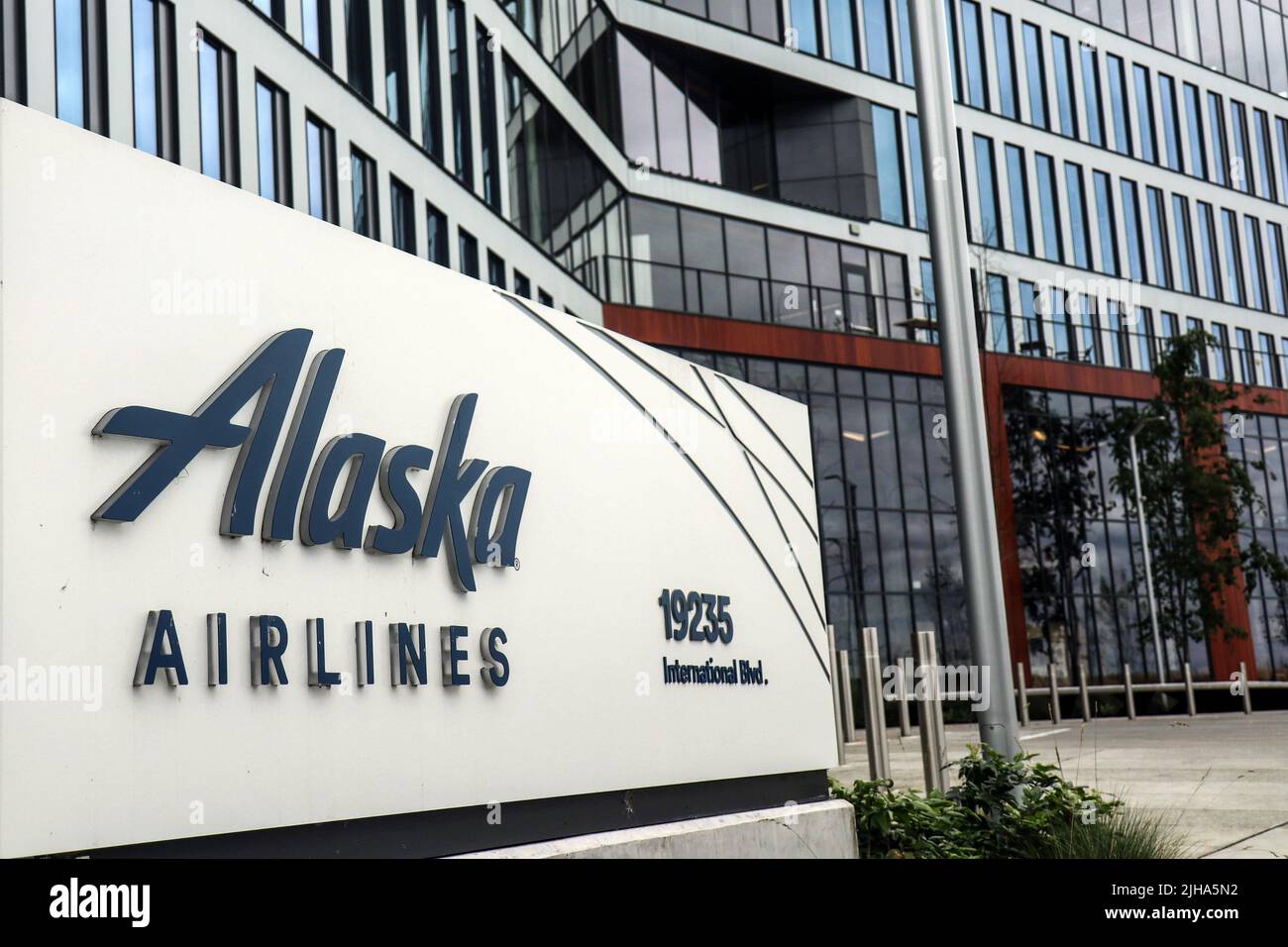 Sea Tac, Usa. 16.. Juli 2022. In der Hauptstadt des Unternehmens, SeaTac, Washington, befindet sich ein Bürogebäude von Alaska Airlines. Die Alaska Air Group (ALK) soll diese Woche ihren Quartalsbericht vorlegen. Kredit: SOPA Images Limited/Alamy Live Nachrichten Stockfoto