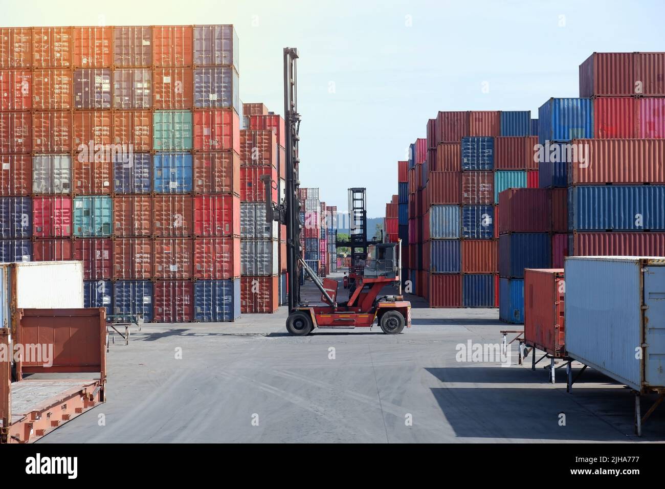 Container Hebevorrichtungen in Container Yards Stockfoto