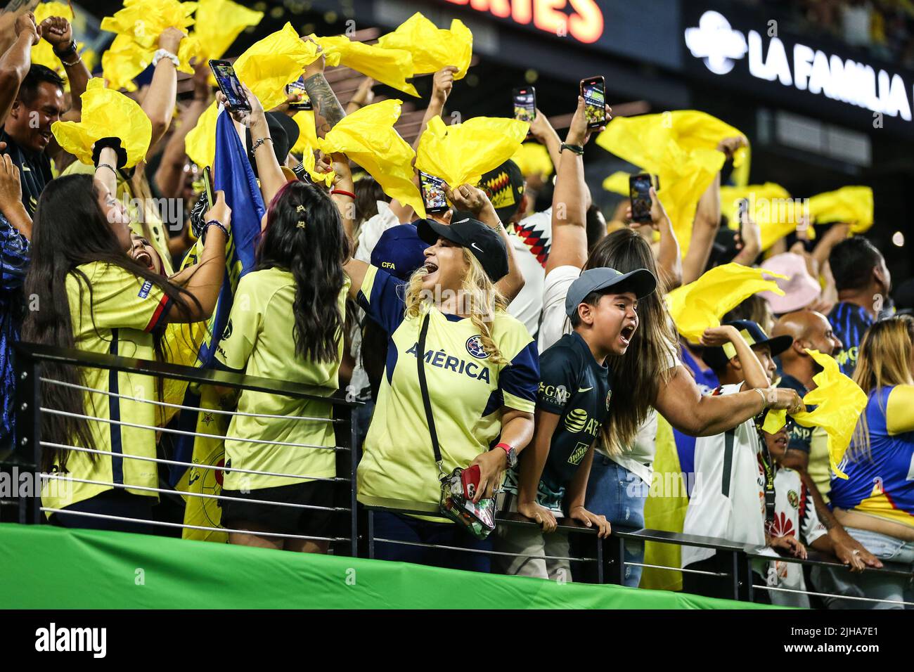Las Vegas, NV, USA. 16.. Juli 2022. Club America-Fans feiern ein Tor beim Fußballspiel des FC Clash of Nations 2022 mit Chelsea FC gegen Club America im Allegiant Stadium in Las Vegas, NV. FC Chelsea besiegte Club America 2 zu 1. Christopher Trim/CSM/Alamy Live News Stockfoto