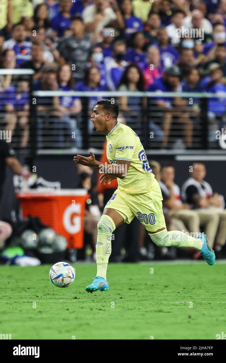Las Vegas, NV, USA. 16.. Juli 2022. Club America Forward Roman Martinez (200) wird beim Fußballspiel des FC Clash of Nations 2022 mit dem FC Chelsea gegen Club America im Allegiant Stadium in Las Vegas, NV, nach Offside gerufen. FC Chelsea besiegte Club America 2 zu 1. Christopher Trim/CSM/Alamy Live News Stockfoto