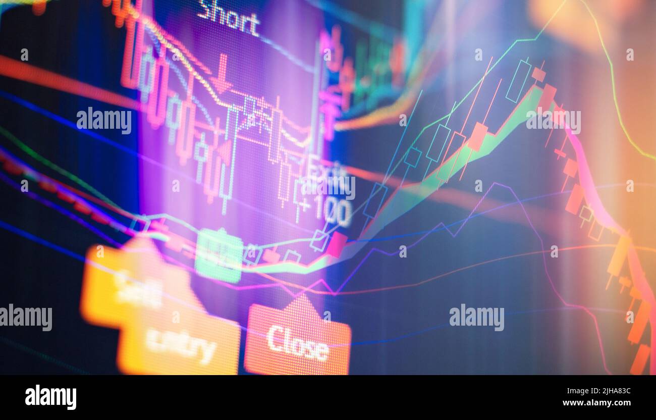 Konzept der Börse und Fintech. Verschwommene digitale Karten auf dunkelblauem Hintergrund. Stockfoto