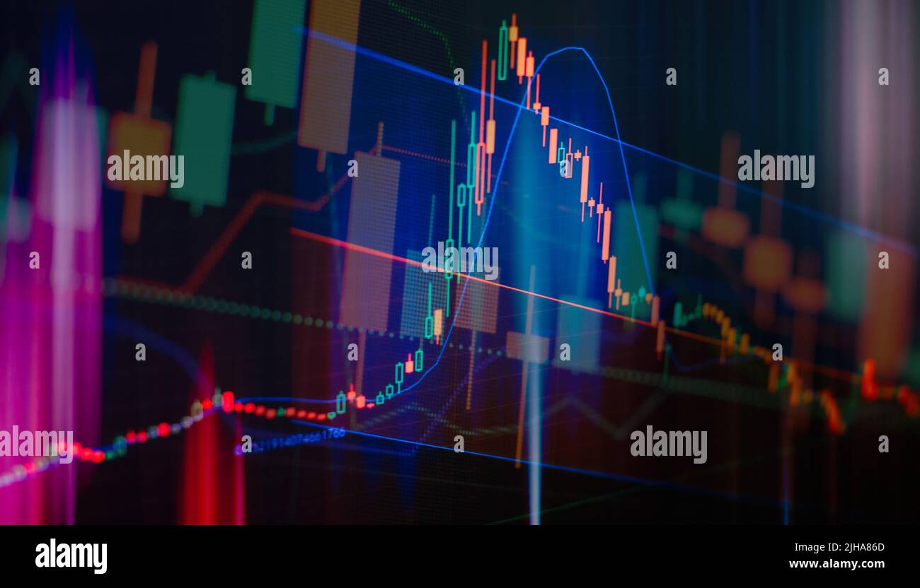 Konzept der Börse und Fintech. Verschwommene digitale Karten auf dunkelblauem Hintergrund. Stockfoto