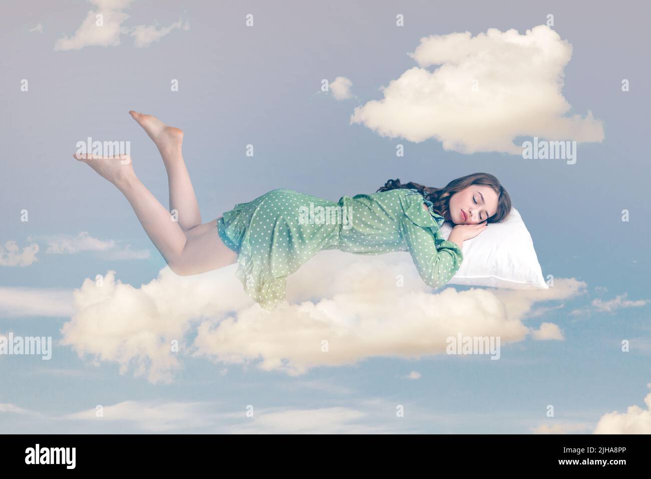 Entspanntes Mädchen in Rüschen Kleid schweben in der Luft, schlafen auf dem Bauch liegen bequem gemütlich auf Kissen, die Augen geschlossen halten, beobachten friedliche Traum. Collage Komposition am Tag wolkig blauen Himmel Stockfoto