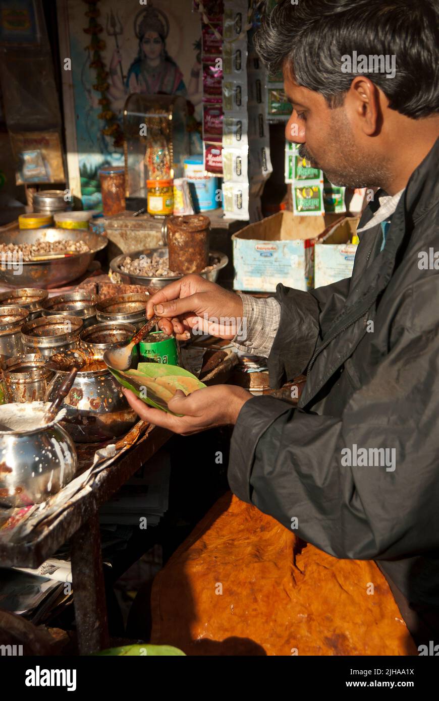 Indischer Mann, der Street Food zubereitete, Indien Stockfoto