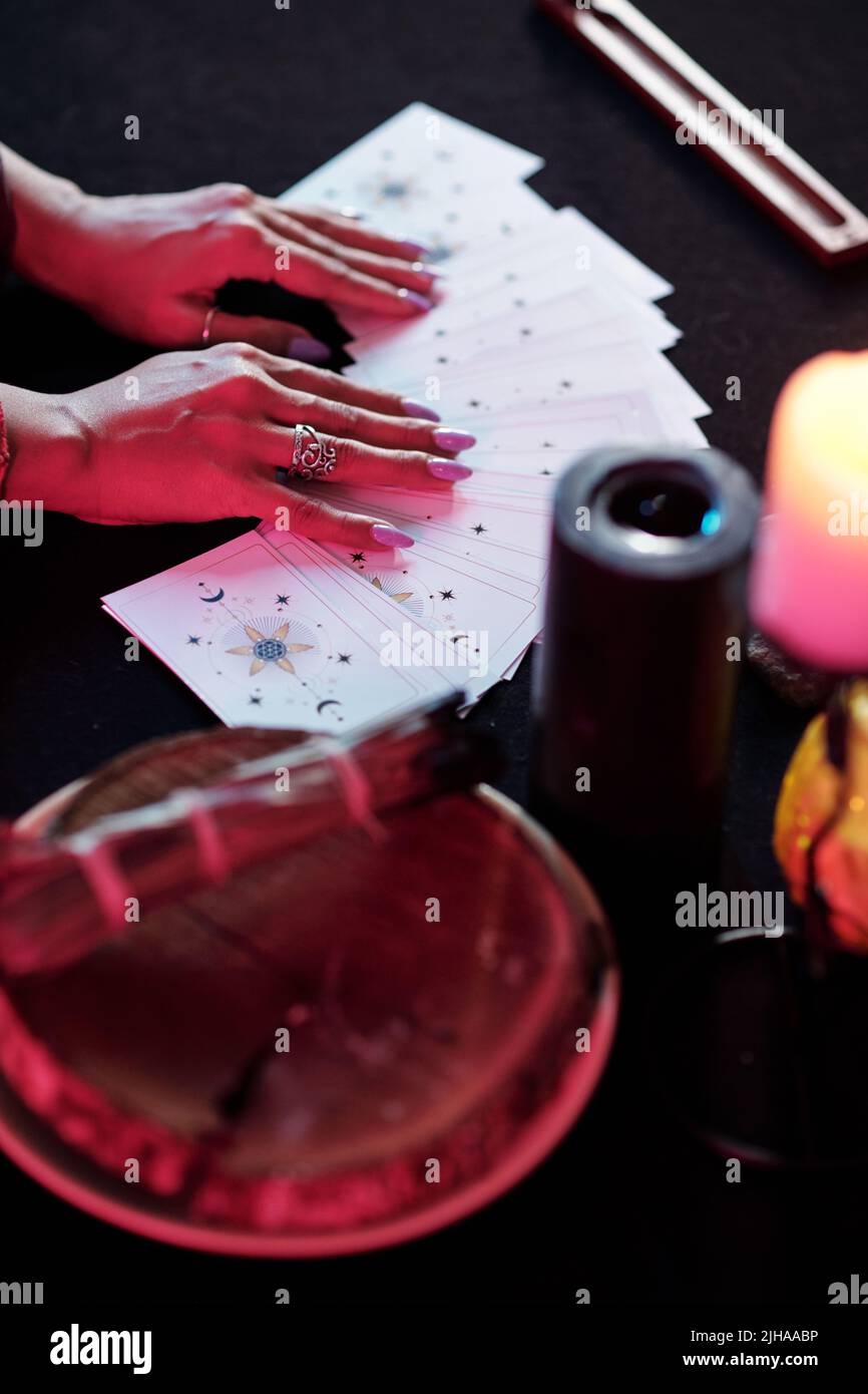 Die Verbreitung von Tarot-Lesetaroten der Zauberin kann eine breitere Sprache zur Situation oder zum Lebensweg haben Stockfoto