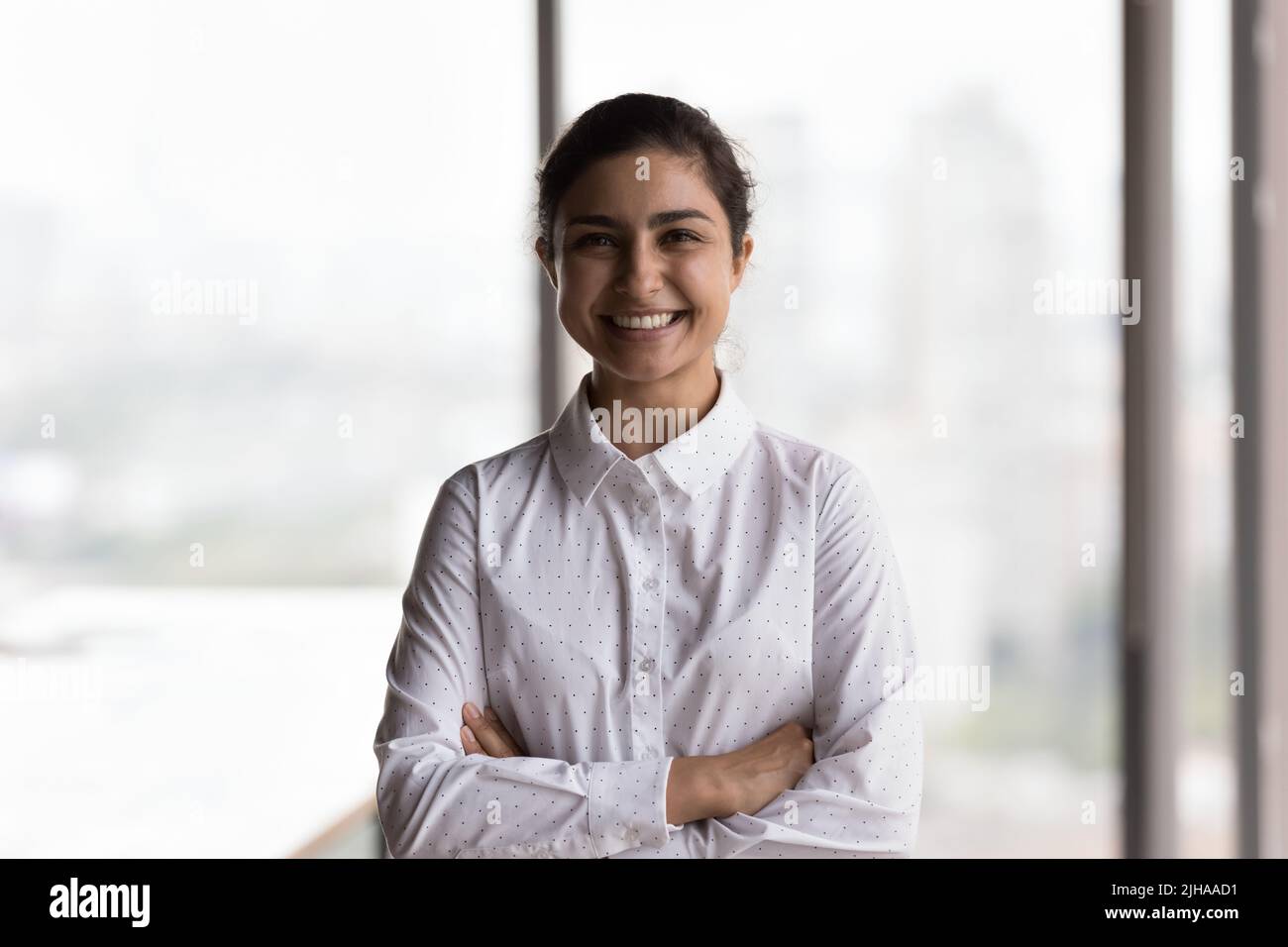 Glückliche weibliche indische Geschäftsführerin, Geschäftsführerin, CEO, Firmeninhaberin Stockfoto