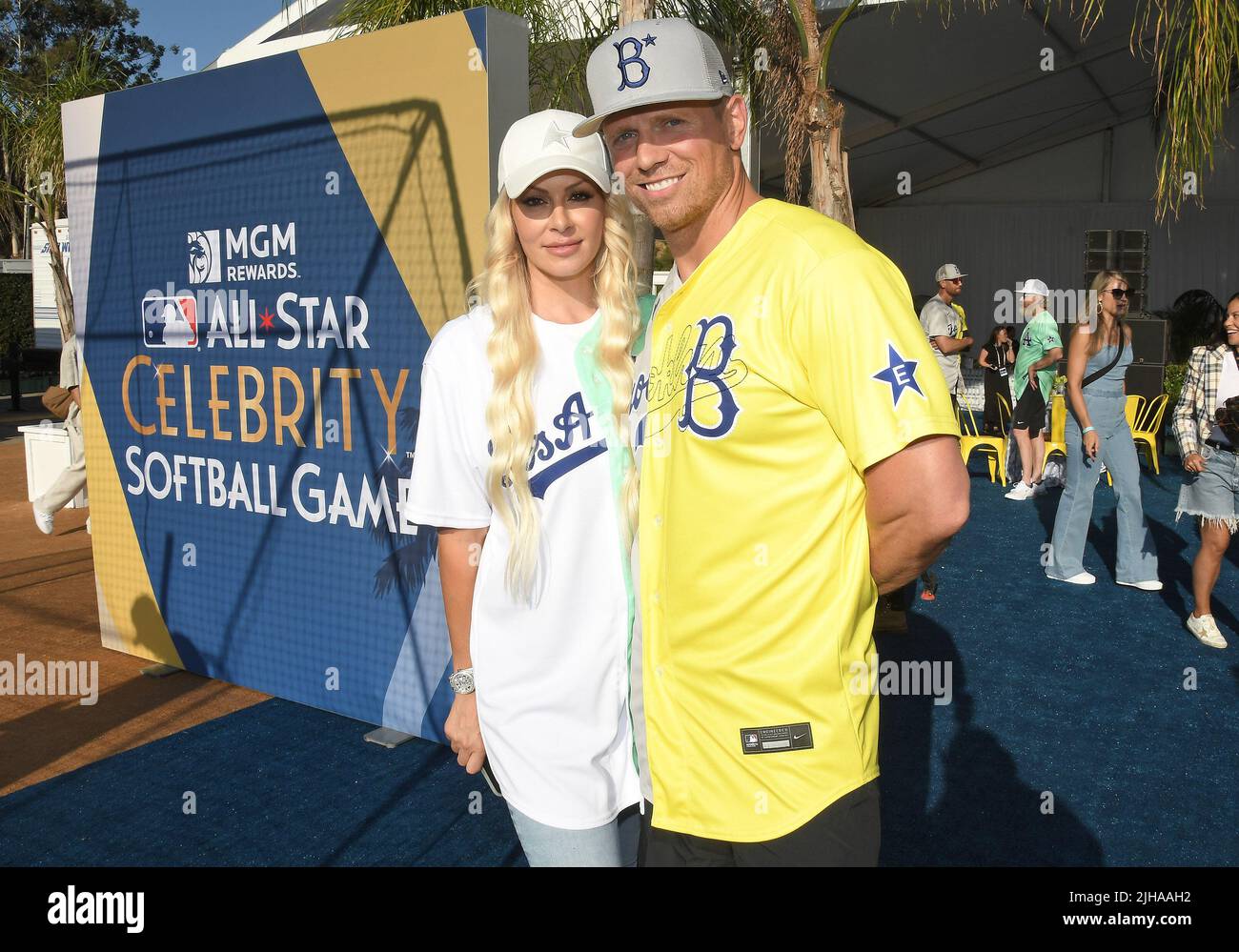 Los Angeles, USA. 16.. Juli 2022. (L-R) Maryse Ouellet und das Miz beim MLB All-Star Celebrity Softball Game 2022 Medienverfügbarkeit am Samstag, 16. Juli 2022, auf dem Parkplatz 76 Station - Dodger Stadium in Los Angeles, CA. (Foto: Sthanlee B. Mirador/Sipa USA) Quelle: SIPA USA/Alamy Live News Stockfoto
