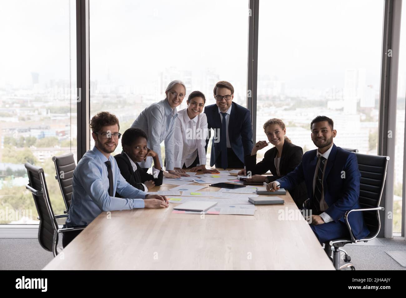 Glücklich erfolgreich verschiedene verschiedene gealterte Team Office Porträt Stockfoto