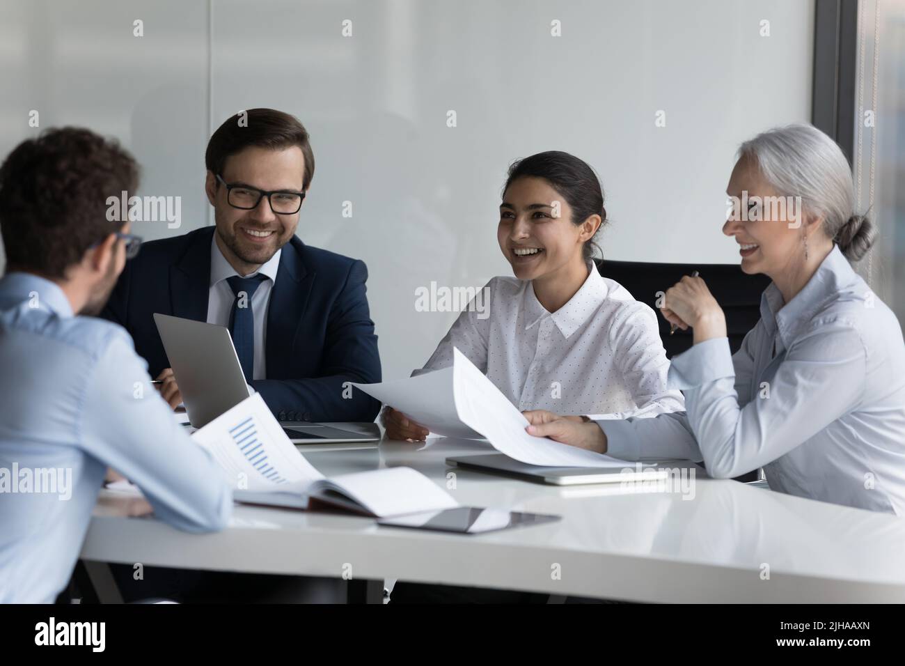 Glückliche verschiedene gealterte verschiedene Geschäftsgruppen verhandeln über Marketing-Berichte Stockfoto