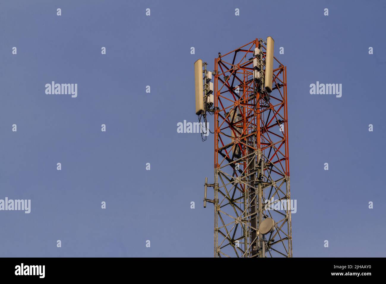 Ein Stahl-Trust-Pol wird für WiFi-Transceiver und Telekommunikationssignale verwendet, die Technologie entwickelt sich weiter Stockfoto