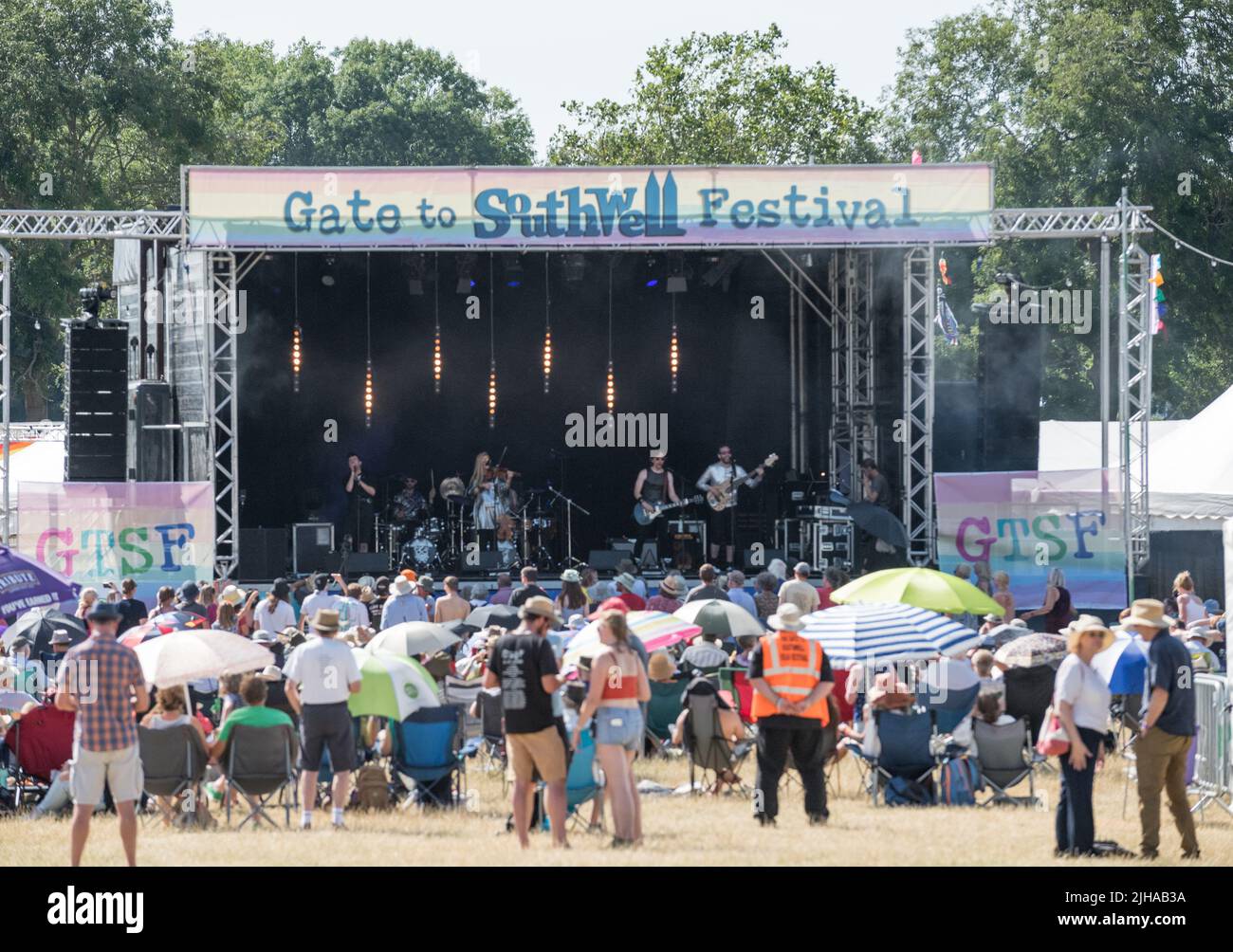 Wetter in Großbritannien. Kirklington, Nottinghamshire, Großbritannien. 16.. Juli 2022. Heisses und sonniges Wetter ist für die Musikliebhaber auf der 15. willkommen. Gate to Southwell, Internationales Roots and Acoustic Music Festival im kleinen Dorf Kirklington in Nottinghamshire. Über 40 Künstler werden an 4 Tagen auftreten und einige der größten Namen der Roots- und Akustikszene sowie lokale Talente anziehen. Quelle: Alan Beastall/Alamy Live News Stockfoto