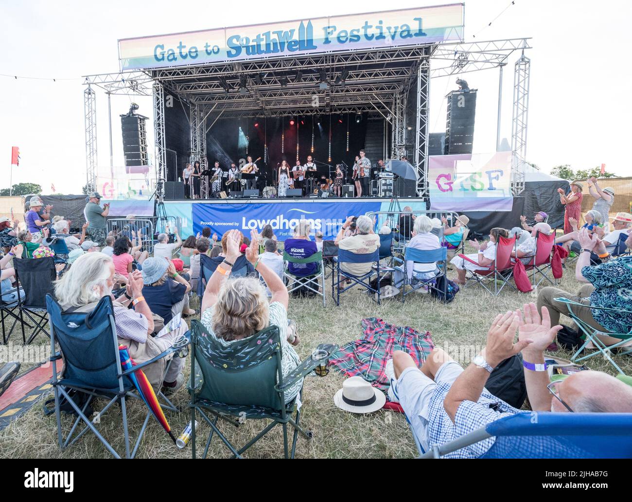 Wetter in Großbritannien. Kirklington, Nottinghamshire, Großbritannien. 16.. Juli 2022. Heisses und sonniges Wetter ist für die Musikliebhaber auf der 15. willkommen. Gate to Southwell, Internationales Roots and Acoustic Music Festival im kleinen Dorf Kirklington in Nottinghamshire. Über 40 Künstler werden an 4 Tagen auftreten und einige der größten Namen der Roots- und Akustikszene sowie lokale Talente anziehen. Quelle: Alan Beastall/Alamy Live News Stockfoto