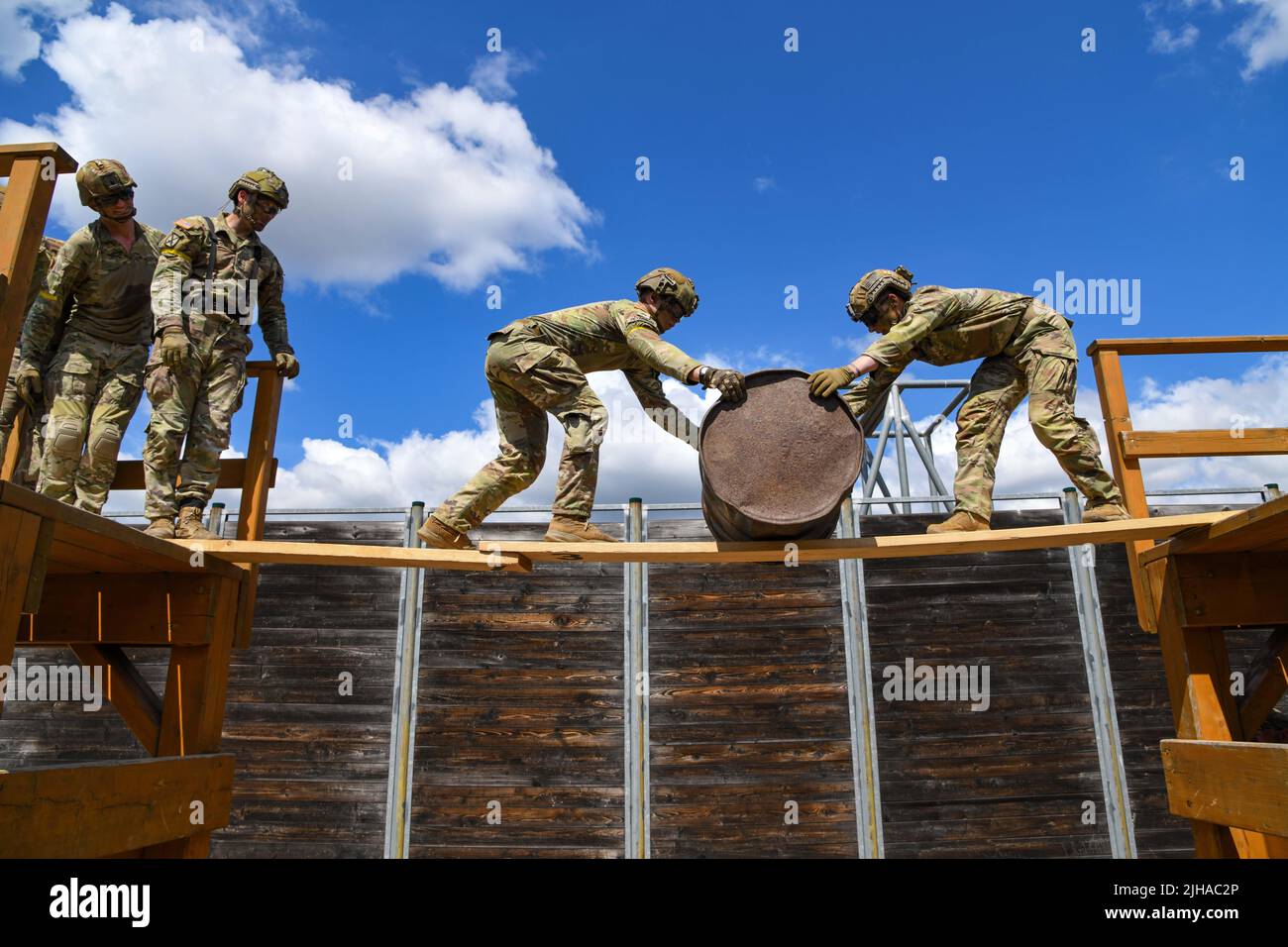 12. Juli 2022 - Grafenwoehr, Bayern, Deutschland - US-Soldaten, die Einheiten des 7. Army Training Command (7ATC) und des V Corps zugewiesen wurden, nehmen an Teambuilding-Übungen im Leader-Reaktionskurs während des 7ATC/V-Corps-Level Best Squad Competition im Grafenwoehr Training Area, Deutschland, 12. Juli 2022 Teil. Teams aus ganz Europa und Afrika der US Army testen ihre taktischen Fähigkeiten, ihre Kommunikation und ihren Zusammenhalt im Wettbewerb um den Titel der besten Mannschaft. Die Gewinnertruppen der US-Armee treffen sich im Trainingsgebiet von Grafenwoehr, Deutschland, um um den Titel der US-Armee Europa und Afrika (USAR) zu gewinnen Stockfoto