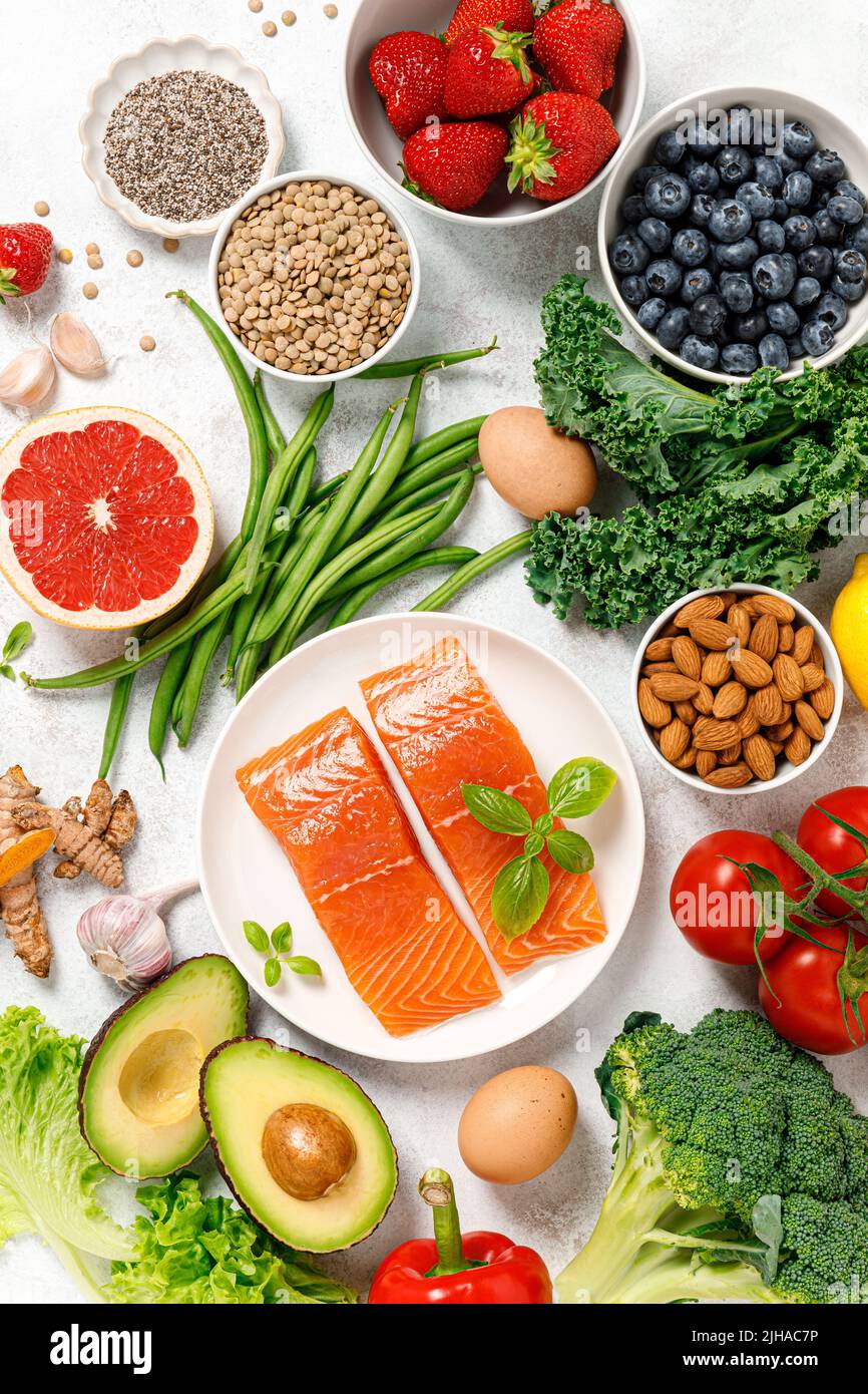 Gesunde Ernährung. Gesunde Ernährung Hintergrund. Lachs, Obst, Gemüse und Beeren. Superfood Stockfoto