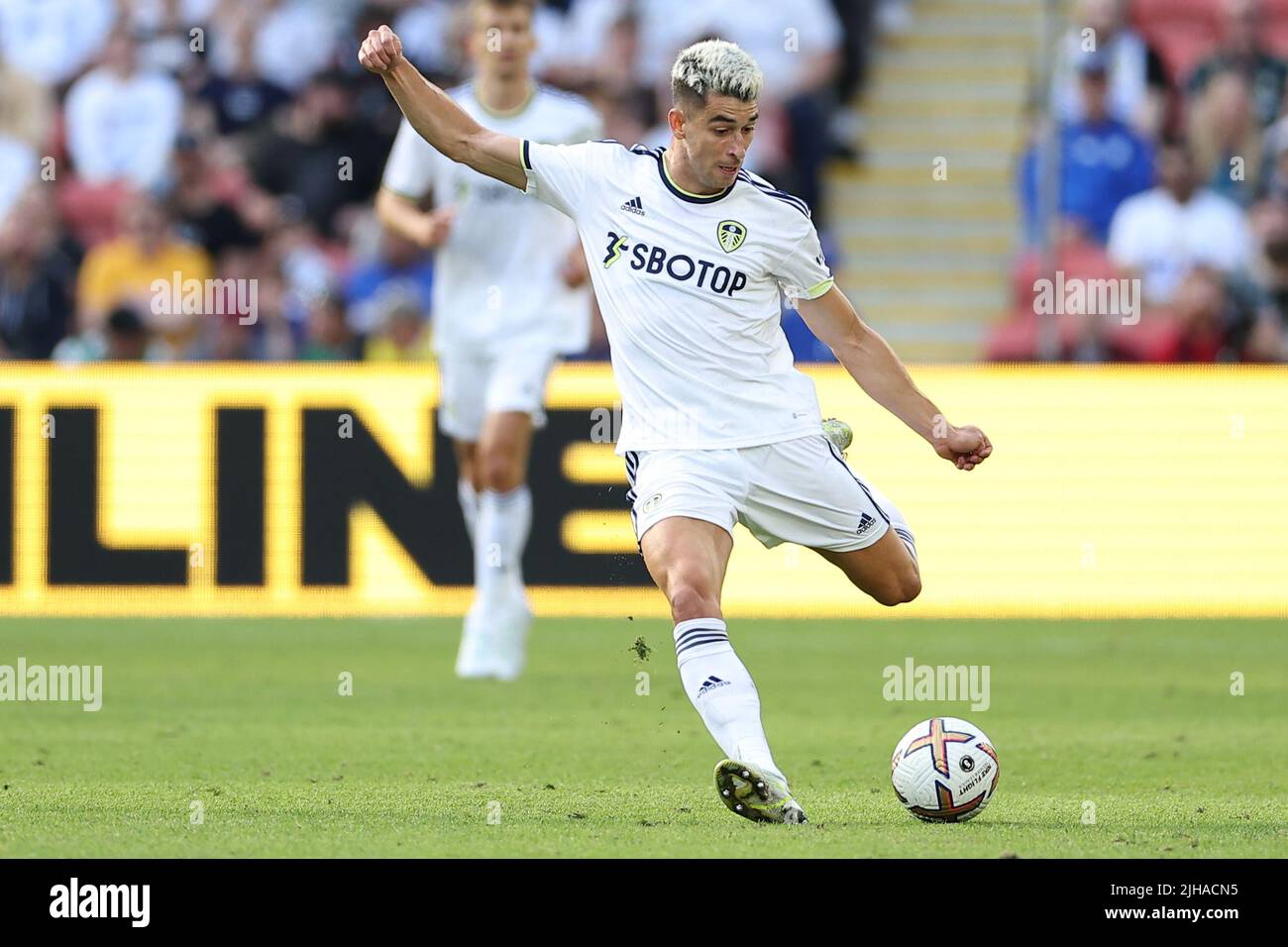 Marc Roca von Leeds United spielt den Ball Stockfoto