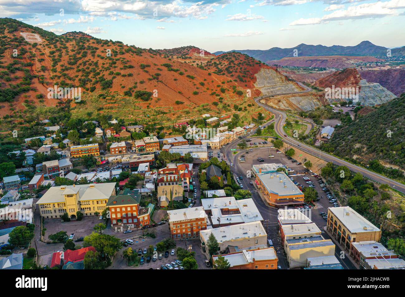 Bisbee, Luftaufnahme der Stadt Bisbee in Arizona, USA. Old West Town, die aus der Kupfermine Open Pit entstand, liegt im Cochise County im US-Bundesstaat Arizona und südöstlich von Tucson und ist die alte Bergbaustadt Tombstone. © (Foto von Luis Gutierrez/Norte Photo) Bisbee, vista aerea de ciudad Bisbee en Arizona Estados Unidos. pueblo del viejo oeste que surgio por la Mina cielo abierto de Cobre, se ubica en el condado de Cochise en el estado estadounidense de Arizona y al sureste de Tucson, Está el Antiguo Pueblo minero de Tombstone. © (Foto von Luis Gutierrez/Norte Photo) Stockfoto