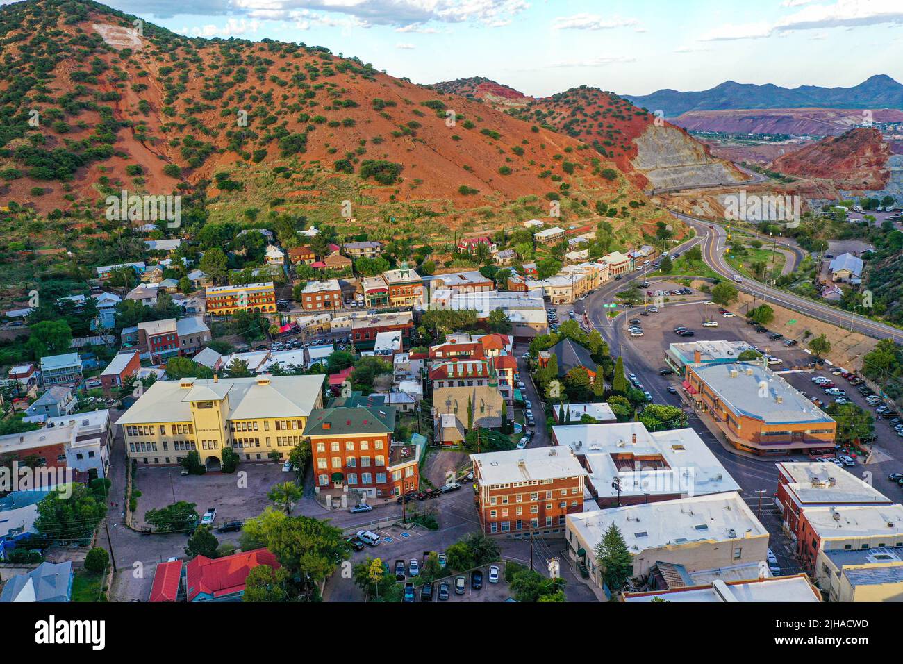 Bisbee, Luftaufnahme der Stadt Bisbee in Arizona, USA. Old West Town, die aus der Kupfermine Open Pit entstand, liegt im Cochise County im US-Bundesstaat Arizona und südöstlich von Tucson und ist die alte Bergbaustadt Tombstone. © (Foto von Luis Gutierrez/Norte Photo) Bisbee, vista aerea de ciudad Bisbee en Arizona Estados Unidos. pueblo del viejo oeste que surgio por la Mina cielo abierto de Cobre, se ubica en el condado de Cochise en el estado estadounidense de Arizona y al sureste de Tucson, Está el Antiguo Pueblo minero de Tombstone. © (Foto von Luis Gutierrez/Norte Photo) Stockfoto