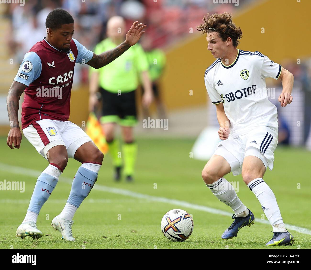 Brenden Anderson von Leeds United wird mit dem Ball gesehen Stockfoto