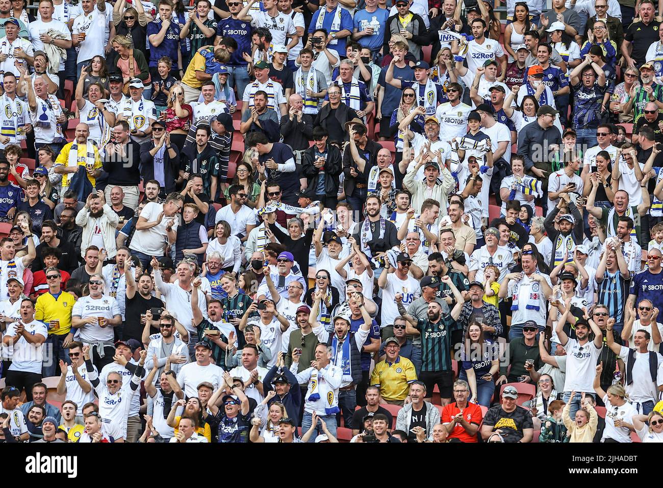 Brisbane, Australien. 17.. Juli 2022. Die Anhänger von Leeds United jubeln an, da Philippe Coutinko von der Aston Villa in Brisbane, Australien, am 7/17/2022 eine Strafe verpasst hat. (Foto von Patrick Hoelscher/News Images/Sipa USA) Quelle: SIPA USA/Alamy Live News Stockfoto