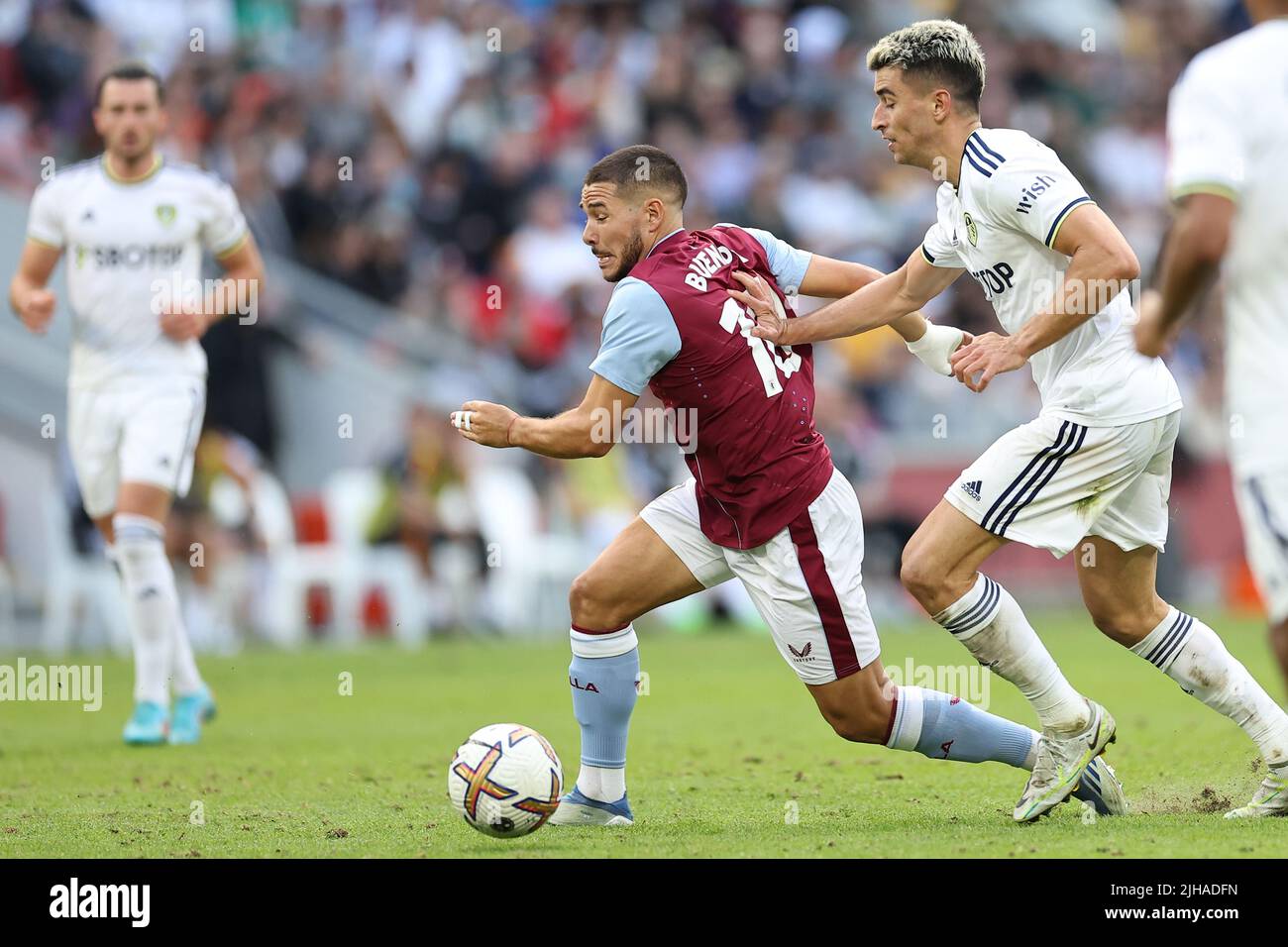 Brisbane, Australien. 17.. Juli 2022. Emiliano Buendia von Aston Villa wird am 7/17/2022 in Brisbane, Australien, gesehen, wie er den Ball vor Marc Roca von Leeds United verteidigte. (Foto von Patrick Hoelscher/News Images/Sipa USA) Quelle: SIPA USA/Alamy Live News Stockfoto