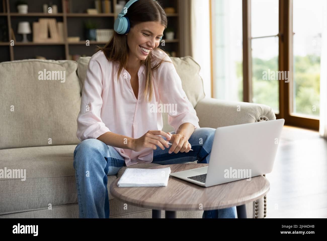 Hübsche Studentin Frau, die zu Hause studiert, verwenden Sie einen Laptop Stockfoto
