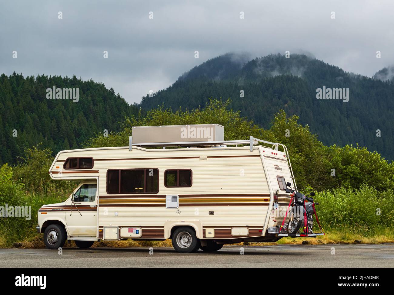 Tourismus Camper van Campingplatz in der Natur. Reisen und Vermietung Fahrzeug Urlaub. Vanlife und Fernweh Konzept. Modernes Wohnmobil im Park in Ove Stockfoto