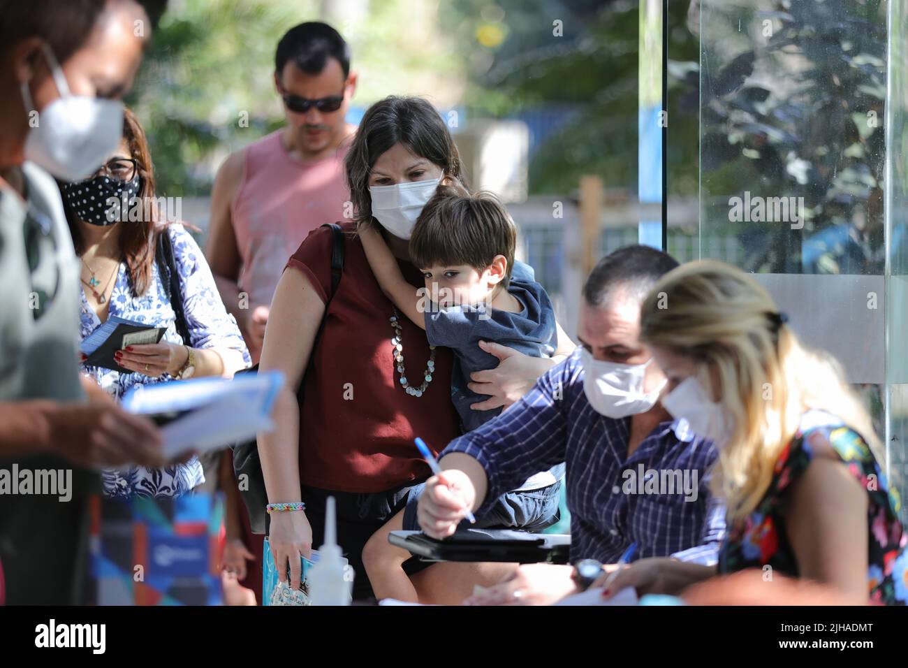 Rio De Janeiro, Brasilien. 16.. Juli 2022. Eine Frau und ihr Kind warten am 16. Juli 2022 an einer Impfstelle in Rio De Janeiro, Brasilien. Quelle: Wang Tiancong/Xinhua/Alamy Live News Stockfoto