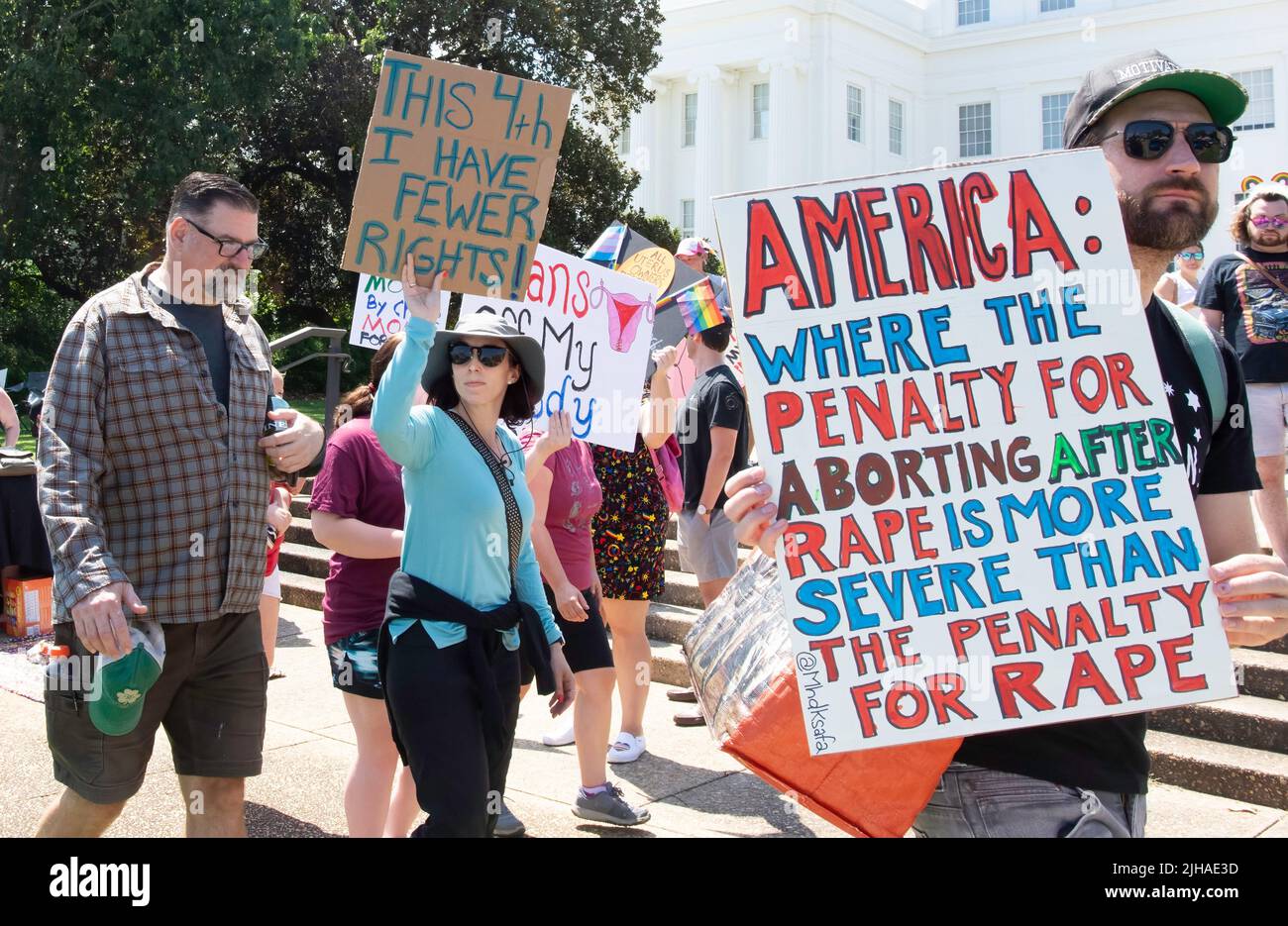 Montgomery, Alabama, USA - 4. Juli 2022: Demonstranten marschierten im Stadtzentrum von Montgomery zur Unterstützung der Reproduktionsrechte der Frauen im Gefolge der Supre Stockfoto
