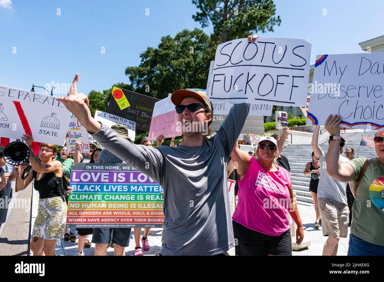 Montgomery, Alabama, USA - 4. Juli 2022: Demonstranten marschierten im Stadtzentrum von Montgomery zur Unterstützung der Reproduktionsrechte der Frauen im Gefolge der Supre Stockfoto