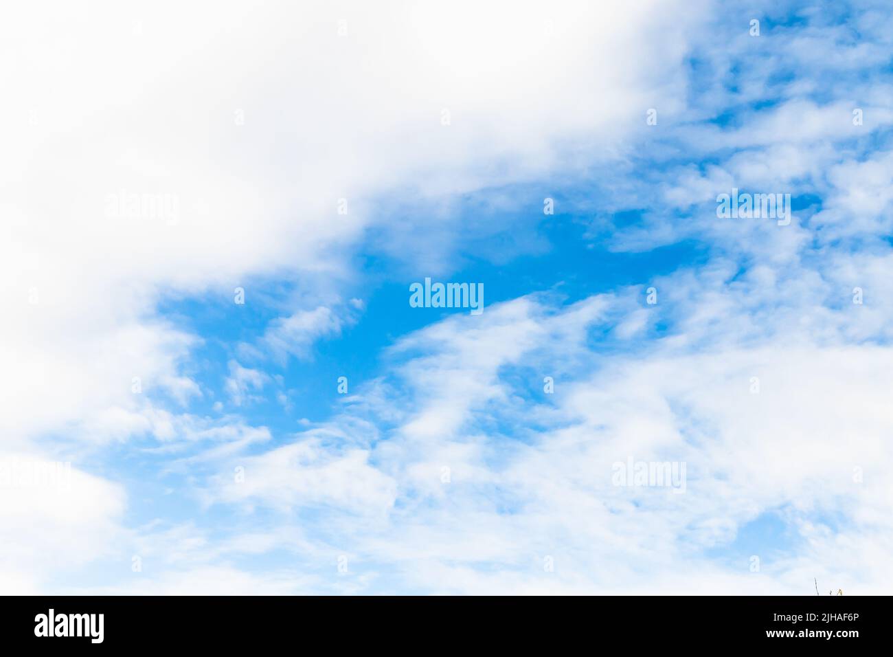 Wolkiger Himmel am Tag, natürlicher Fotohintergrund Stockfoto