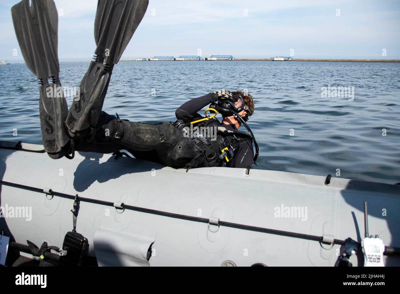 Liepaja, Lettland. 9.. Juni 2022. Baumechaniker der Klasse 2. Jordan Glensor, der dem Naval Underwater Construction Team (UCT) 1 zugewiesen wurde, führt am 9. Juni 2022 in Liepaja, Lettland, Tauchoperationen durch, um einen lettischen Pier zu inspizieren. UCT 1 ist im geplanten Einsatzgebiet der U.S. Naval Forces Europe, beschäftigt von der U.S. Sixth Fleet, um die Interessen der USA, der Alliierten und der Partner zu verteidigen. Quelle: U.S. Navy/ZUMA Press Wire Service/ZUMAPRESS.com/Alamy Live News Stockfoto