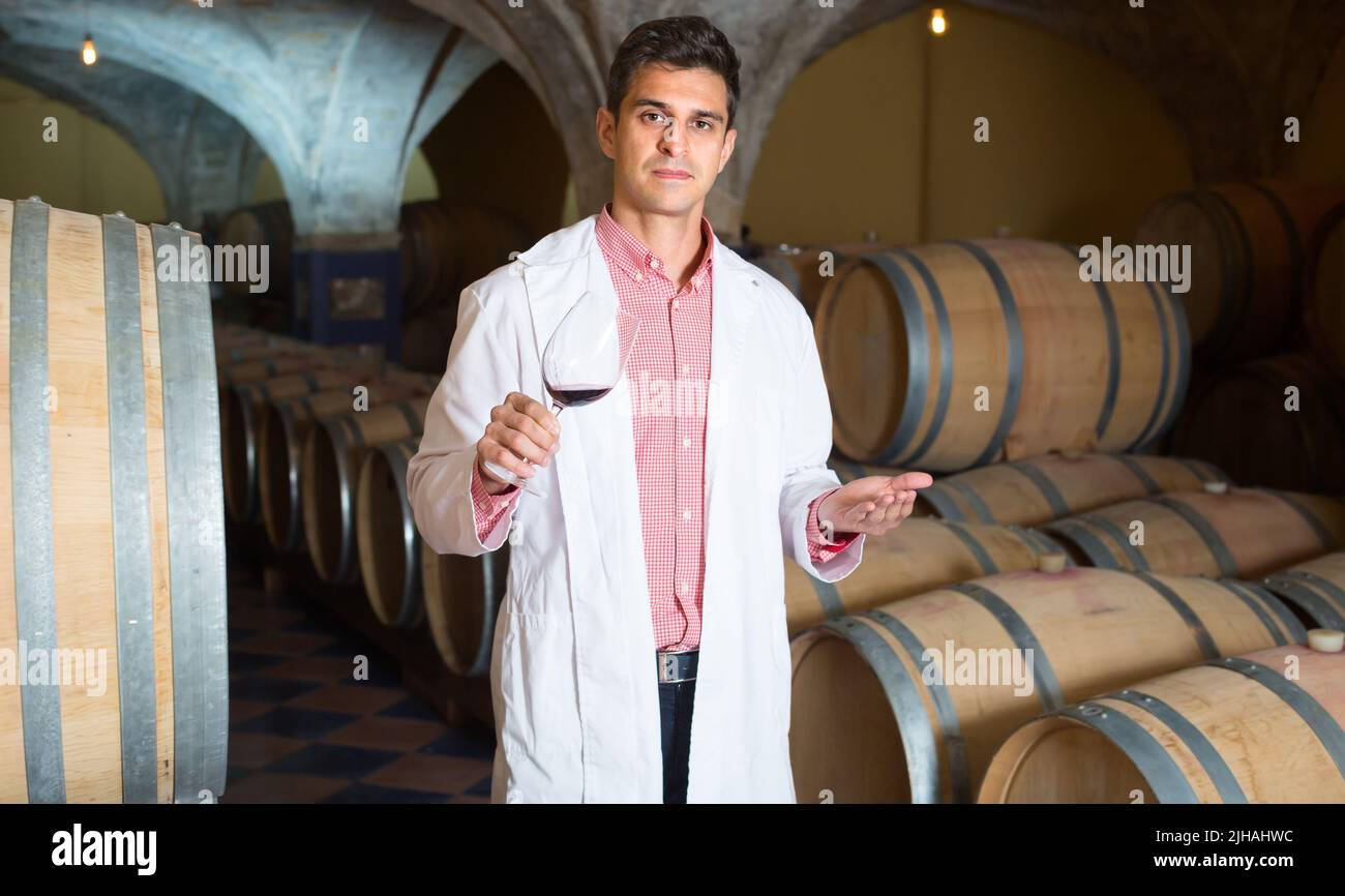 Verkostung von Weingut mit Wein im Keller. Stockfoto