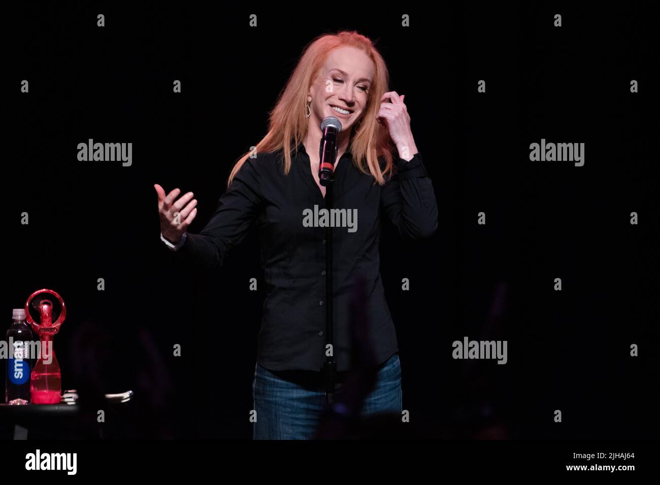 16. Juli 2022, Hollywood, Kalifornien, USA: Kathy Griffin spielt auf der Bühne während DES FRIENDLY HOUSE LA Comedy Benefit, moderiert von Rosie O'Donnell. (Bild: © Billy Bennight/ZUMA Press Wire) Stockfoto