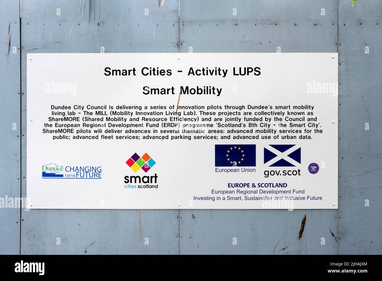 Ein Schild des Stadtrats von Dundee, auf dem die Smart City-Richtlinien erläutert werden. Stockfoto