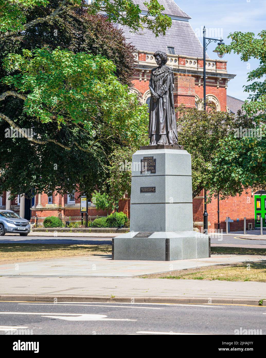 St. Peters Hill, Grantham, Lincolnshire, Großbritannien – Statue von Margaret Thatcher, später Baroness Margret Thatcher von Kesteven, der ersten Premierministerin des Vereinigten Königreichs Stockfoto