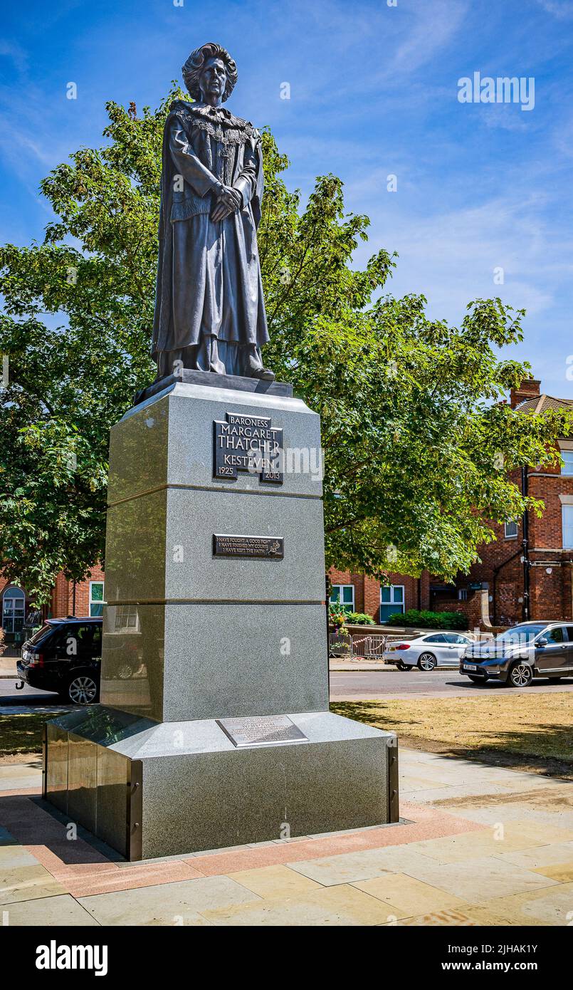St. Peters Hill, Grantham, Lincolnshire, Großbritannien – Statue von Margaret Thatcher, später Baroness Margret Thatcher von Kesteven, der ersten Premierministerin des Vereinigten Königreichs Stockfoto